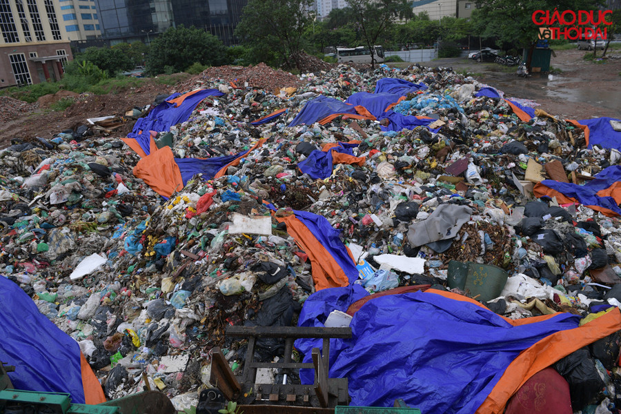 Bãi rác tạm đã cao hơn người trưởng thành