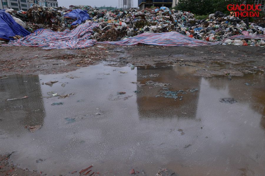 Những ngày nắng thì mùi khó chịu, còn những ngày mưa thì nước rác chảy ra khắp nơi