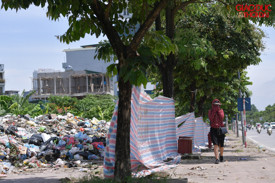 Hằng ngày, người dân nơi đây vẫn phải đi qua những "núi rác" bốc mùi khó chịu.
