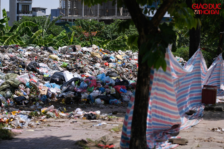 "Núi rác" ở ngay vỉa hè