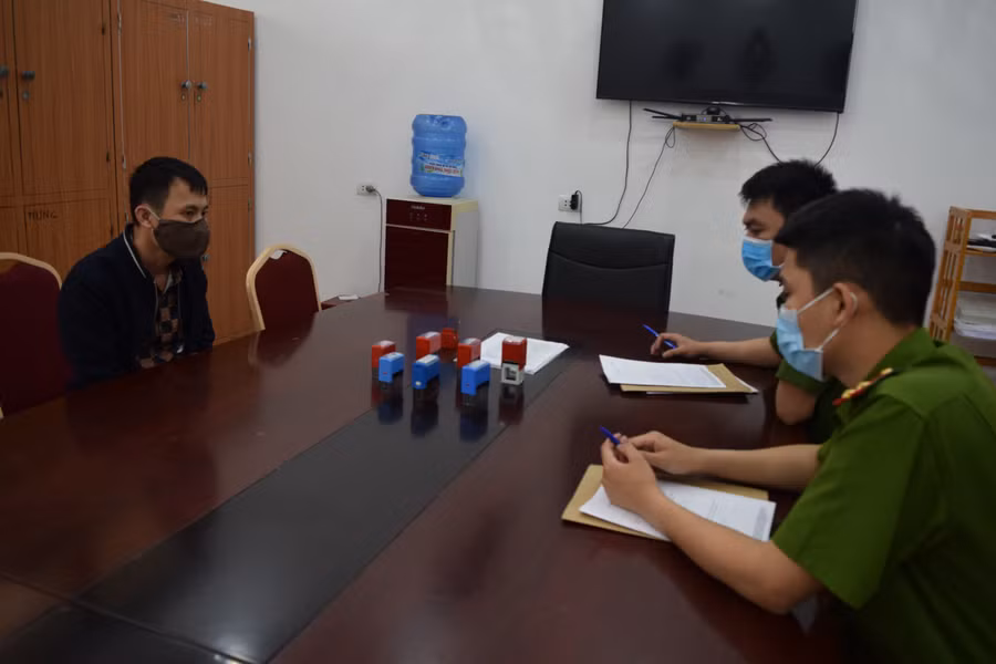 Phạm Tiến Dũng tại cơ quan điều tra. Ảnh: Công an cung cấp.