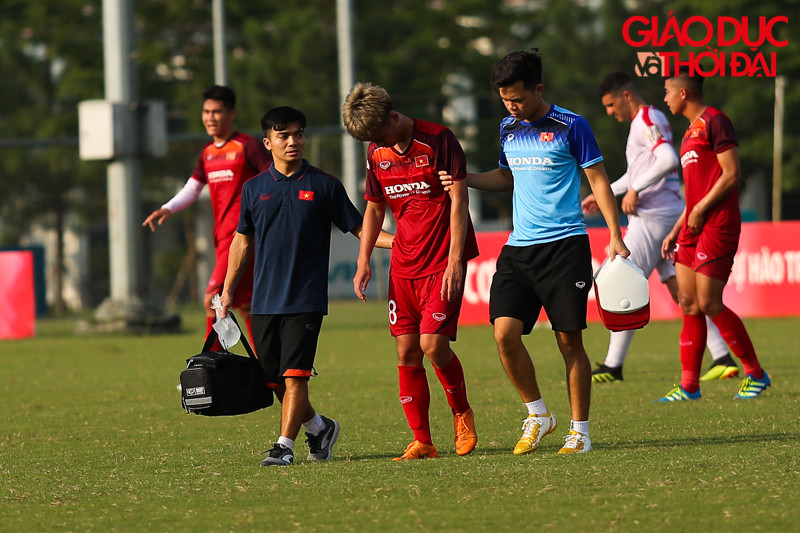 Thậm chí HLV Kim Han Yoon phải nhận những thông tin không mấy vui vẻ khi Trần Thanh Sơn và Đức Thông rời sân vì chấn thương