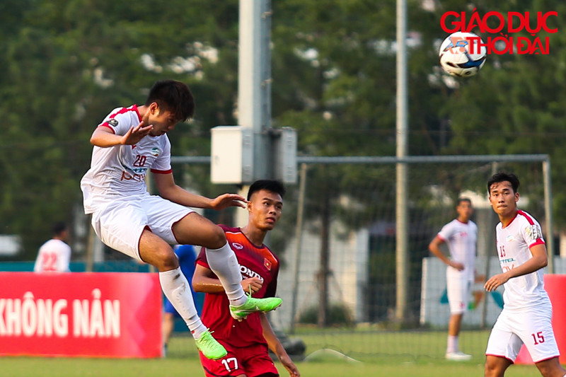 Đội bóng áo đỏ chơi rời rạc, thiếu đường nét, trong khi Viettel dù cầm bóng tốt hơn, cũng không tạo ra nhiều cơ hội từ những quả tạt biên
