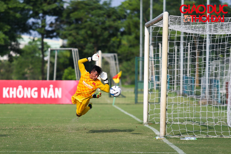 Có thời điểm Viettel tạo ra 3, 4 tình huống sóng gió chỉ trong ít phút, nhưng nếu không phải tài năng của thủ môn thì đến lượt khung gỗ cứu thua cho U23 Việt Nam