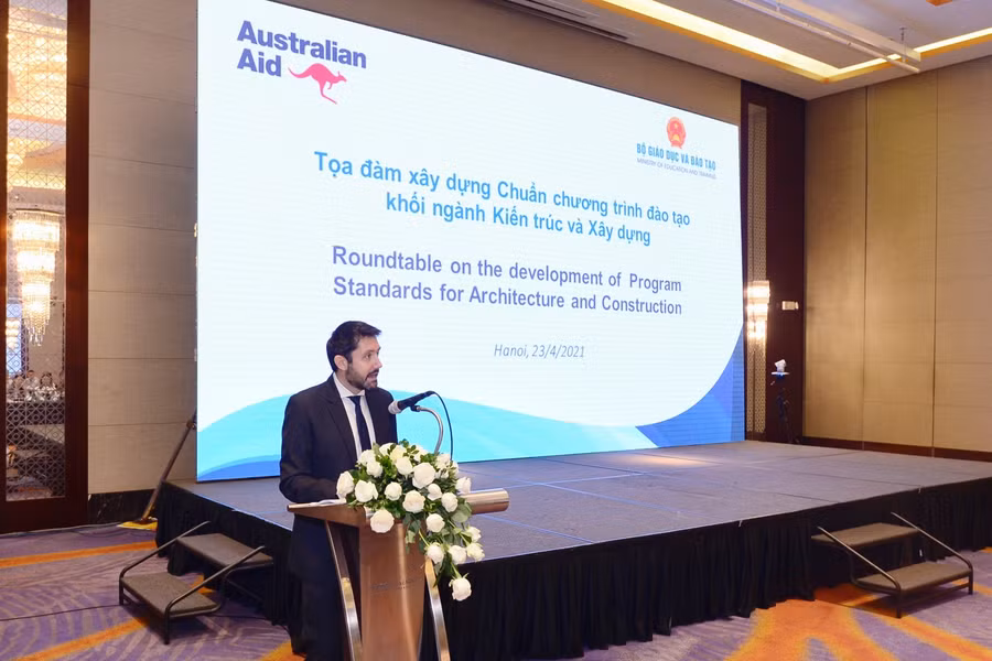 Ông Brendon Brooker phát biểu tại buổi toạ đàm