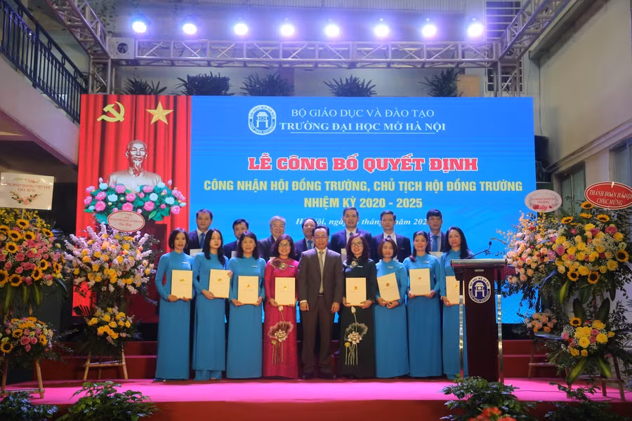 Thứ trưởng Hoàng Minh Sơn trao quyết định cho các thành viên Hội đồng trường