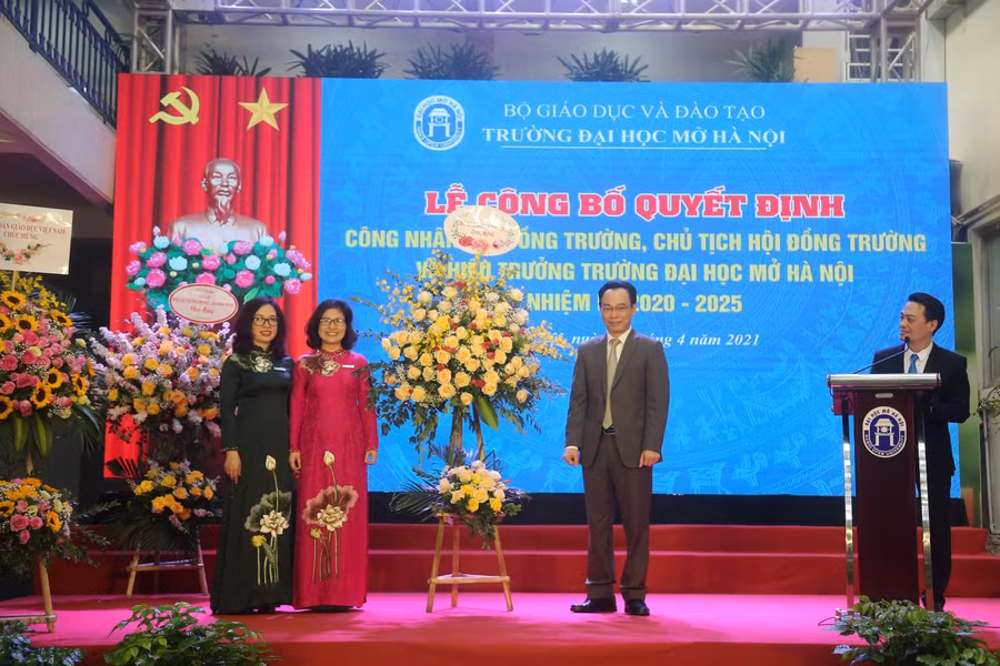 Thay mặt lãnh đạo Bộ, Thứ trưởng Hoàng Minh Sơn tặng hoa chúc mừng tập thể nhà trường