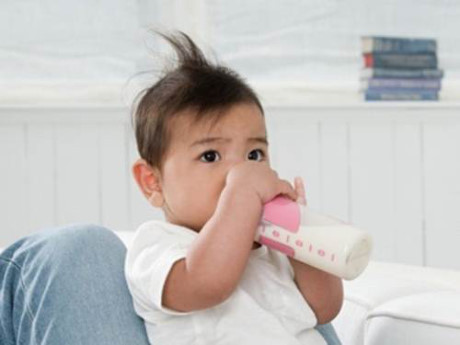 Mách mẹ bí quyết giúp con yêu tu một loáng hết veo bình sữa - Ảnh 2 Mach me bi quyet giup con yeu tu mot loang het veo binh sua - Anh 2
