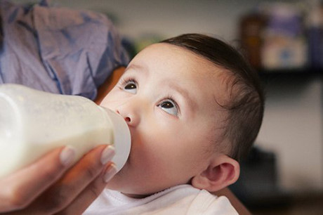 Mách mẹ bí quyết giúp con yêu tu một loáng hết veo bình sữa - Ảnh 3 Mach me bi quyet giup con yeu tu mot loang het veo binh sua - Anh 3
