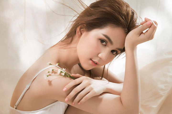 Ngọc Trinh đăng ảnh vòng 1 cùng chú thích gây choáng