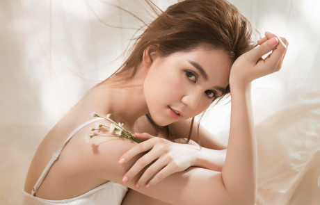 Ngoc Trinh dang anh vong 1 lo lo cung chu thich gay choang - Anh 1