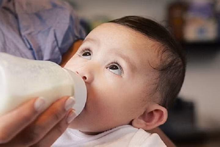 Mách mẹ bí quyết giúp con yêu tu một loáng hết veo bình sữa