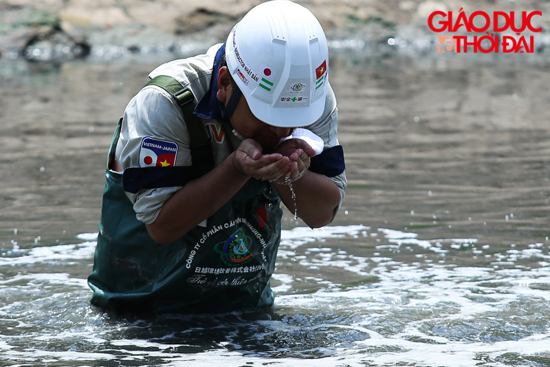 TS Kubo Jun còn dùng tay múc nước để ngửi, kiểm chứng kết quả mà hệ thống xử lý đạt được
