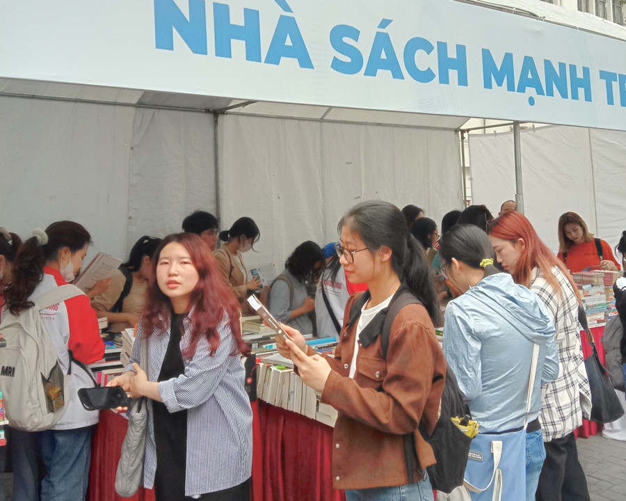 Lò Thị Hương luôn tạo cho mình thói quen đọc sách để có thêm kiến thức. Lò Thị Hương luôn tạo cho mình thói quen đọc sách để có thêm kiến thức.