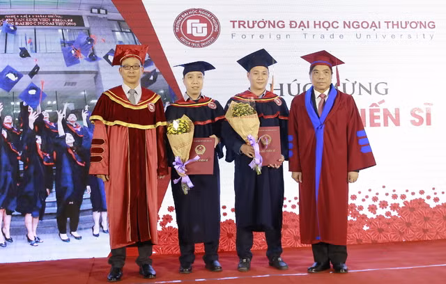 Trường Đại học Ngoại thương khai giảng và trao bằng các khoá đào tạo