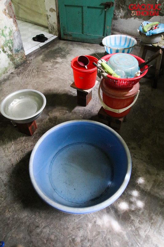 chậu lớn, chậu nhỏ để trong nhà với mục địch " chống ngập"