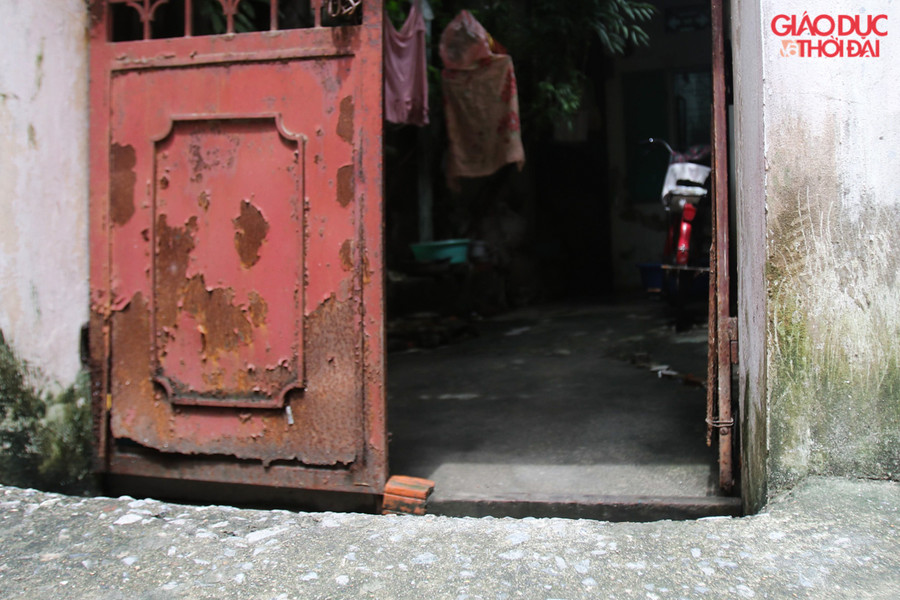 Phần dưới cửa nhà hay tường nhà đều bị chung 1 tình trạng rỉ sét và bong lở