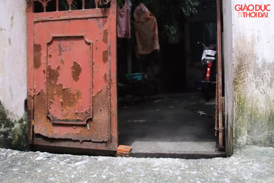 Phần dưới cửa nhà hay tường nhà đều bị chung 1 tình trạng rỉ sét và bong lở