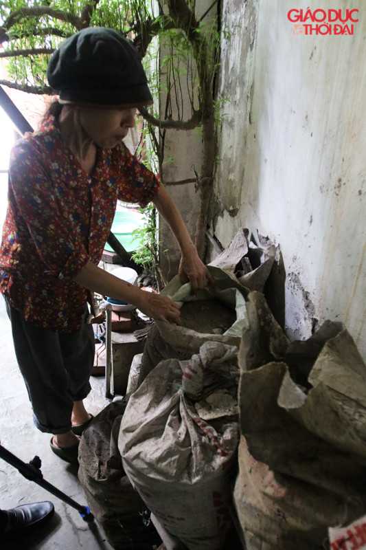 Những bao tải cát đã được gom ngay trong nhà của người dân từ rất nhiều năm nay để chống ngập