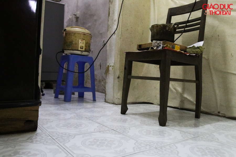 cứ mưa lớn là nước tràn vào nhà nên đồ dùng trong nhà được người dân kê hết lên cao