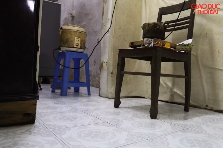 cứ mưa lớn là nước tràn vào nhà nên đồ dùng trong nhà được người dân kê hết lên cao