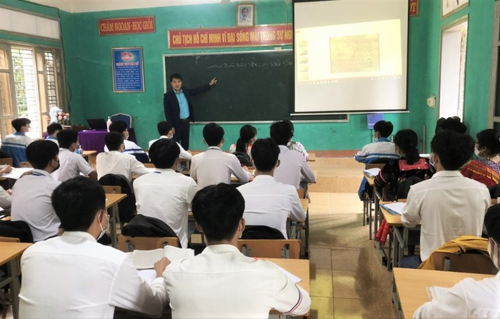 Thầy Nguyễn Văn Tập trực tiếp đứng lớp ôn tập cho học trò. Thầy Nguyễn Văn Tập trực tiếp đứng lớp ôn tập cho học trò.