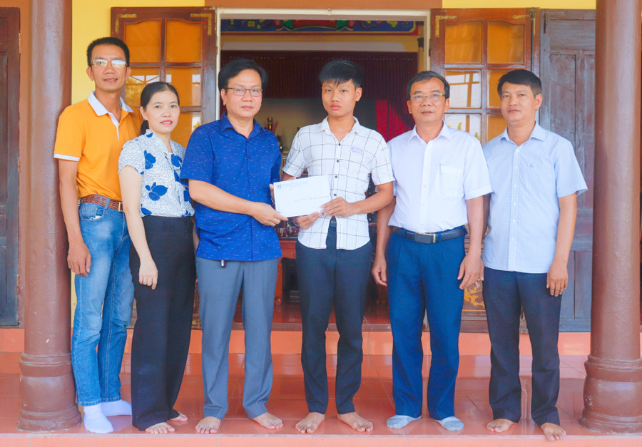 Chăm lo đời sống cán bộ, giáo viên và gia đình nhà giáo. Chăm lo đời sống cán bộ, giáo viên và gia đình nhà giáo.