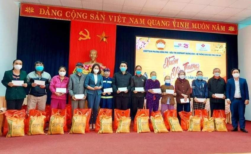 Tặng quà động viên nhà giáo, người lao động hoàn cảnh khó khăn. Tặng quà động viên nhà giáo, người lao động hoàn cảnh khó khăn.