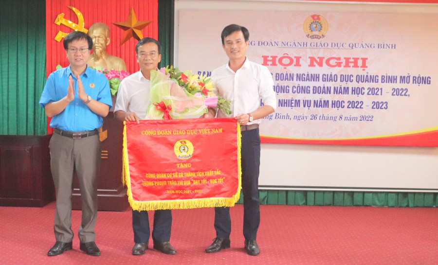 Công đoàn ngành Giáo dục Quảng Bình được Công đoàn giáo dục Việt Nam tặng Cờ thi đua. Công đoàn ngành Giáo dục Quảng Bình được Công đoàn giáo dục Việt Nam tặng Cờ thi đua.