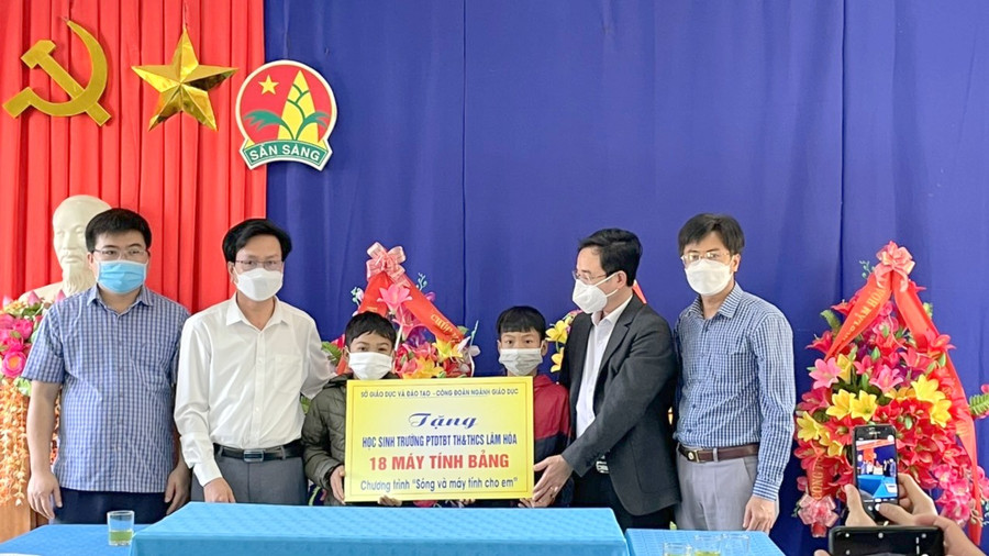 Công đoàn giáo dục và Sở GD&ĐT tặng máy tính bảng cho học sinh miền núi. Công đoàn giáo dục và Sở GD&ĐT tặng máy tính bảng cho học sinh miền núi.