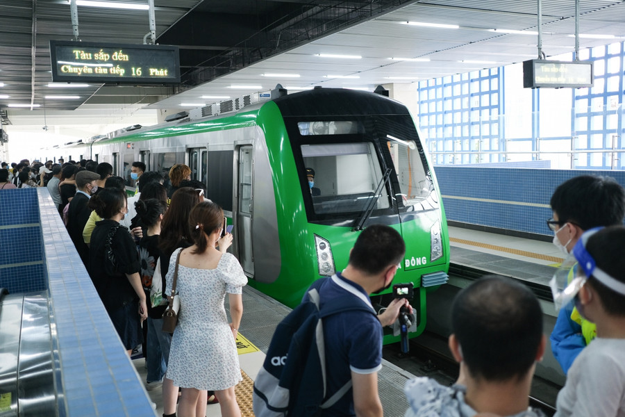 Có gần 26.000 lượt hành khách trải nghiệm tàu Cát Linh - Hà Đông trong ngày vận hành đầu tiên. Ảnh: Thế Đại.