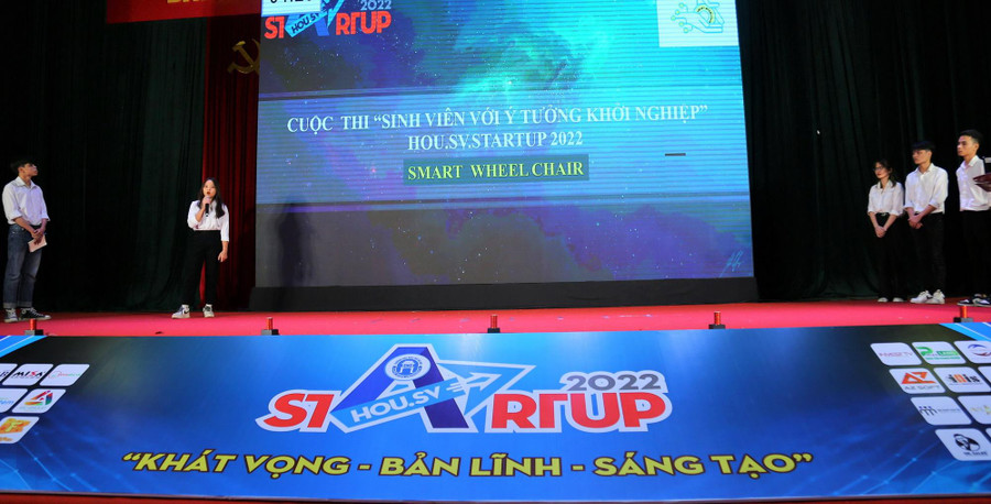 Nhóm tác giải ý tưởng dự án "Smart wheel chair" thuyết trình trước Hội đồng giám khảo. Nhóm tác giải ý tưởng dự án "Smart wheel chair" thuyết trình trước Hội đồng giám khảo.