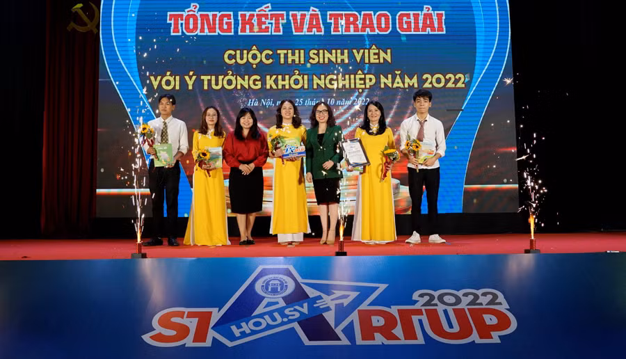 Dự án “Chinh phục ngôn ngữ” giành giải Nhất cuộc thi “Sinh viên với ý tưởng khởi nghiệp” năm 2022 của Trường ĐH Mở Hà Nội.