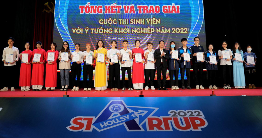 Ban tổ chức trao chứng nhận cho 20 nhóm ý tưởng, dự án lọt vào vòng sơ khảo và chung kết cuộc thi. Ban tổ chức trao chứng nhận cho 20 nhóm ý tưởng, dự án lọt vào vòng sơ khảo và chung kết cuộc thi.