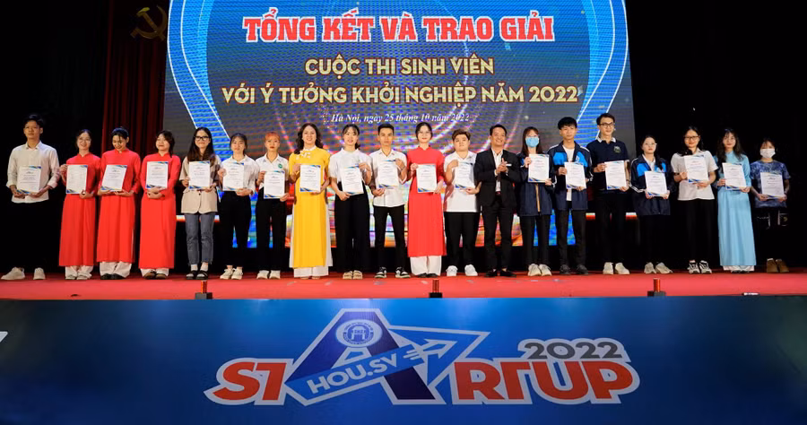 Ban tổ chức trao chứng nhận cho 20 nhóm ý tưởng, dự án lọt vào vòng sơ khảo và chung kết cuộc thi.