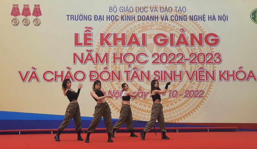 Lễ khai giảng có nhiều tiết mục văn hóa, văn nghệ đặc sắc do các nghệ sĩ chuyên nghiệp và sinh viên biểu diễn.