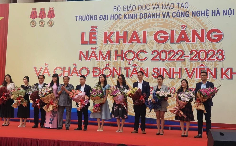 Đại diện các nhà tài trợ chụp ảnh lưu niệm trong buổi lễ Khai giảng năm học 2022-2023. 