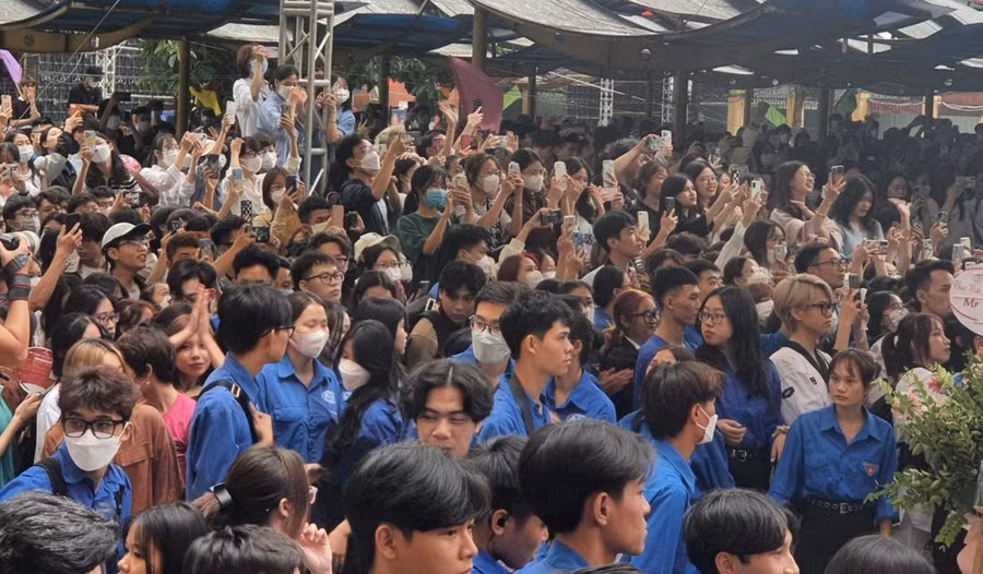 Hàng nghìn sinh viên đã được hòa mình vào các hoạt động âm nhạc trong buổi lễ khai giảng năm học mới. Hàng nghìn sinh viên đã được hòa mình vào các hoạt động âm nhạc trong buổi lễ khai giảng năm học mới.