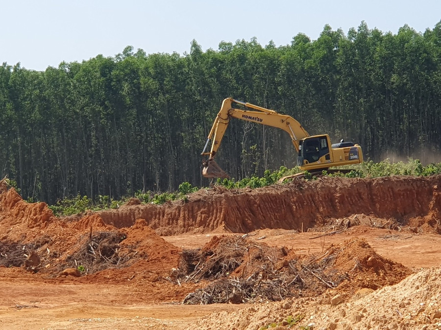 Phương tiện máy múc hoạt động lấy đất đưa lên xe tải chở ra bên ngoài. Phương tiện máy múc hoạt động lấy đất đưa lên xe tải chở ra bên ngoài.