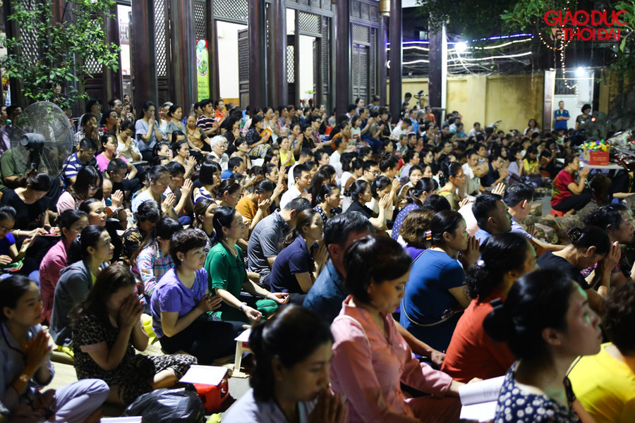 Khuôn viên chùa Phúc Khánh chật kín người dự đại lễ Vu Lan