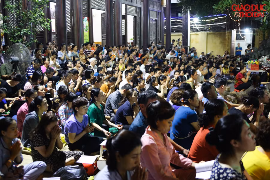 Khuôn viên chùa Phúc Khánh chật kín người dự đại lễ Vu Lan