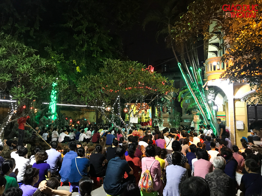 Hàng trăm người dân đã đến chùa từ lúc chập tối, và sớm ổn định chỗ ngồi bên trong khuôn viên chùa.