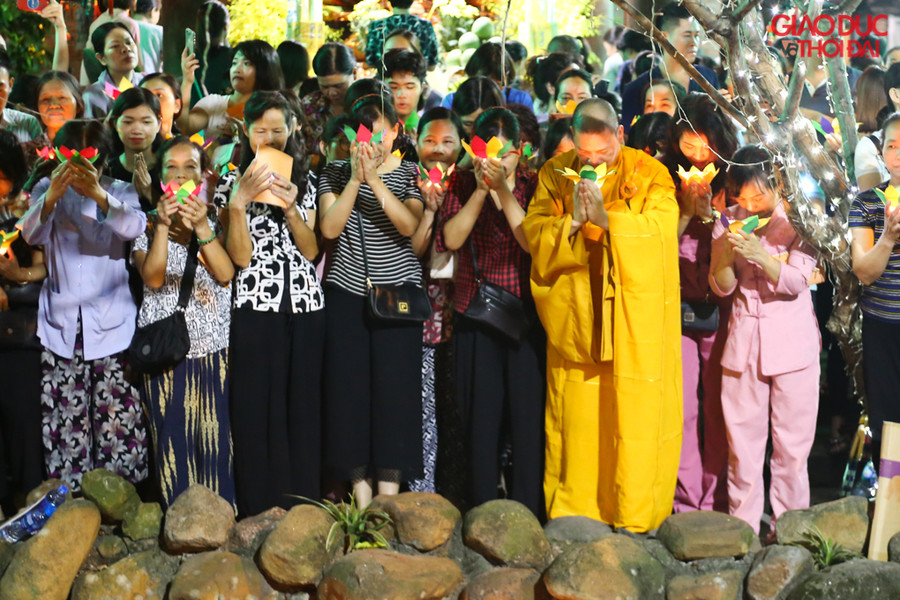 Kết thúc đại lễ, mọi người cùng thả hoa đăng cầu chúc sức khoẻ và bình an cho người thân trong gia đình
