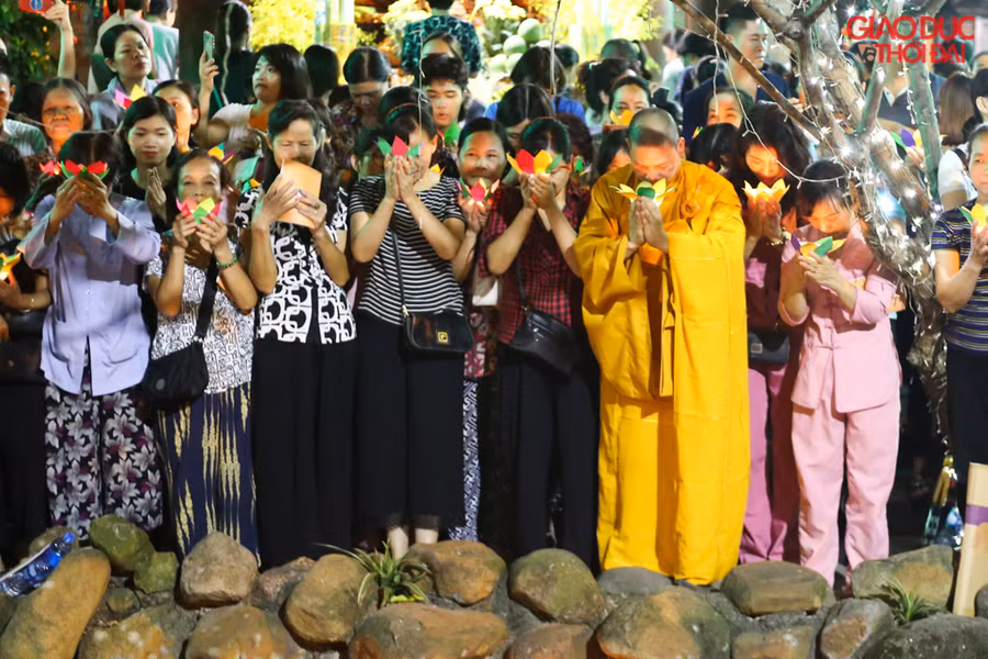 Kết thúc đại lễ, mọi người cùng thả hoa đăng cầu chúc sức khoẻ và bình an cho người thân trong gia đình