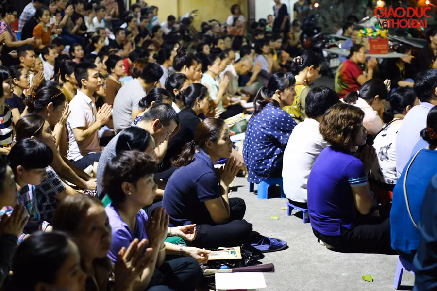 Hàng trăm người dân đến chùa Phúc Khánh để dự lễ Vu Lan