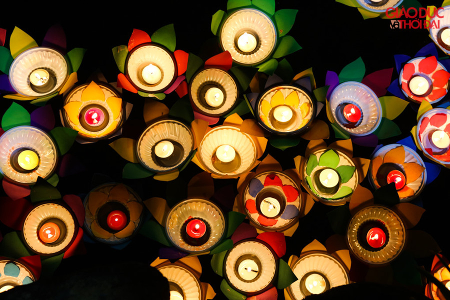 Kết thúc đại lễ, mọi người cùng thả hoa đăng cầu chúc sức khoẻ và bình an cho người thân trong gia đình