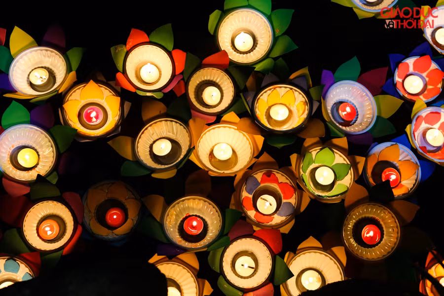 Kết thúc đại lễ, mọi người cùng thả hoa đăng cầu chúc sức khoẻ và bình an cho người thân trong gia đình