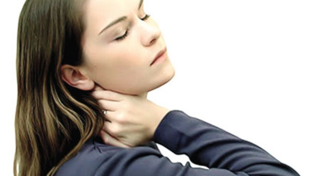 Hãy áp dụng các mẹo hay dưới đây để chữa vẹo cổ.