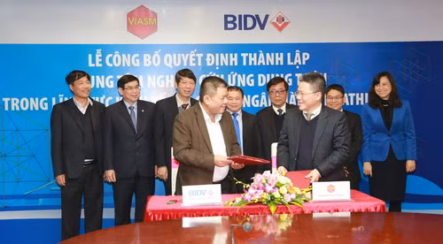 GS Ngô Bảo Châu và ông Trần Bắc Hà – Chủ tịch HĐQT BIDV - ký kết thỏa thuận hợp tác trước sự chứng kiến của Thứ trưởng Bộ GD&ĐT Bùi Văn Ga (Thứ tư từ trái sang) cùng các đại biểu.