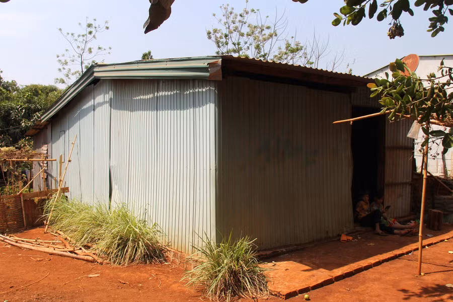Căn nhà nhỏ mà hai mẹ con Ksor Hương được hỗ trợ để lấy chỗ che mưa, che nắng.
